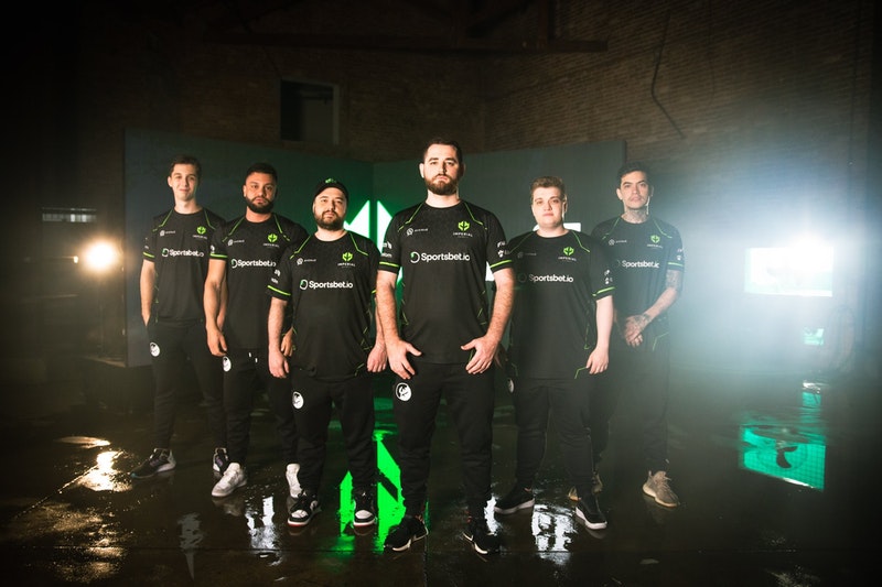 CS:GO圈日常趣事：500米外有导弹轰炸，我先打把CSGO
